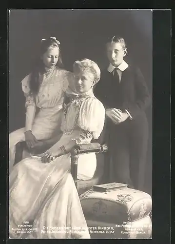 AK Kaiserin Auguste Victoria Königin von Preussen mit ihren jüngsten Kindern, Prinz Joachim und Victoria Luise