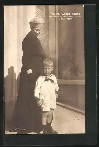 AK Kaiserin Auguste Victoria Königin von Preussen mit dem Sohn des Prinen Joachim in Doorn