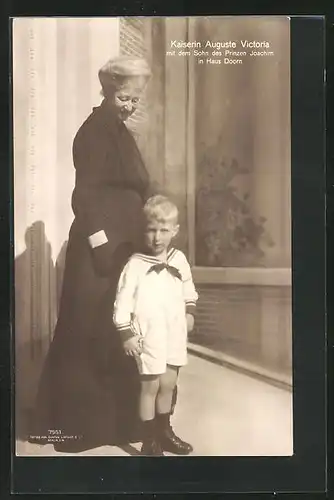 AK Kaiserin Auguste Victoria Königin von Preussen mit dem Sohn des Prinen Joachim in Doorn