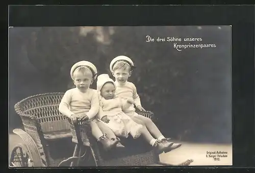 AK Die drei ältesten Söhne des Kronprinzenpaares mit Matrosenmützen