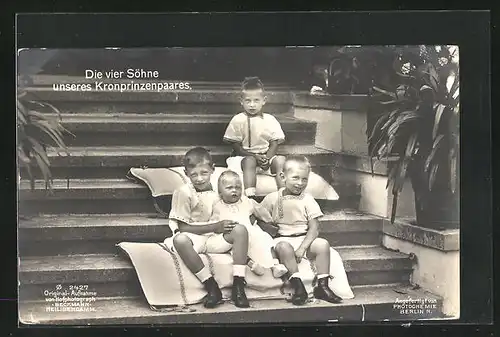 AK Die vier Söhne unseres Kronprinzenpaares auf einer Treppe