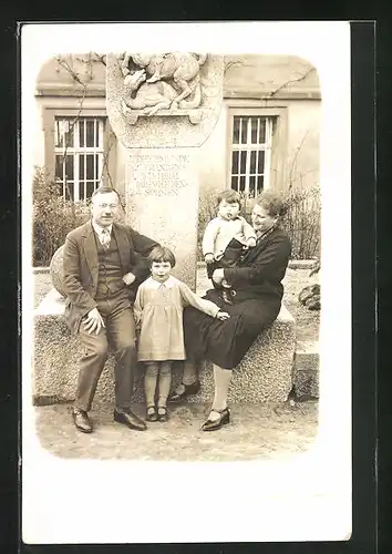 Foto-AK Frankenwinheim, Familie am Kriegerdenkmal 1931