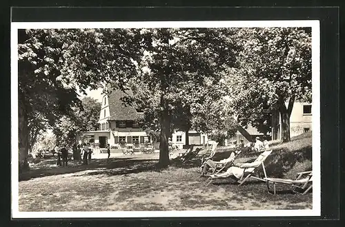 AK Überlingen /Bodensee, Gasthof Haldenhof, Garten mit Gästen