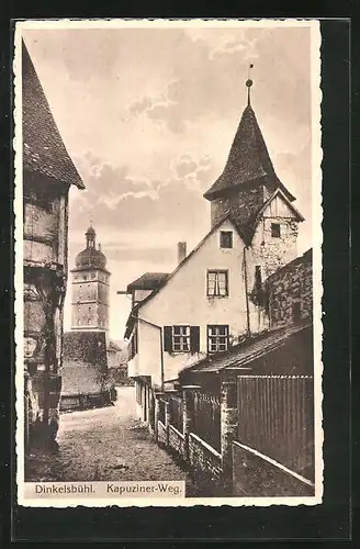 AK Dinkelsbühl, Strasse am Kapuziner-Weg mit Kirchturm