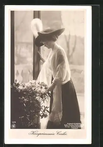 AK Kronprinzessin Cecilie steht am Fenster