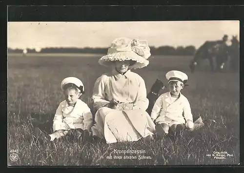 AK Kronprinzessin Cecilie und ihre Söhne an einem Sommertag im Grünen