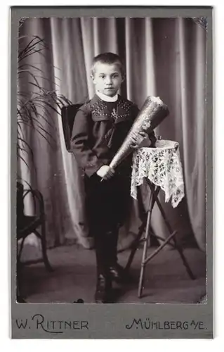 Fotografie W. Rittner, Mühlberg a. E., frecher Schuljunge mit Zuckertüte und Schulmappe