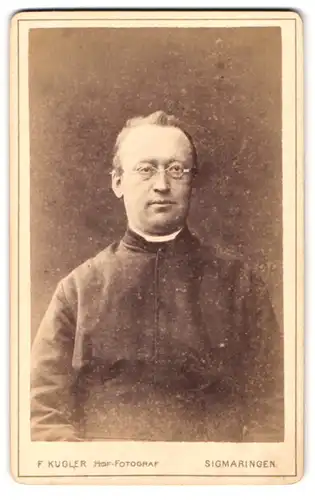 Fotografie F. Kugler, Sigmaringen, Krauchenwieserstr., Portrait Geistlicher mit Brille im Talar