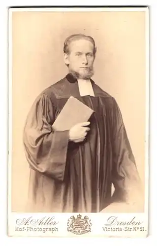 Fotografie A. Adler, Dresden, Victoriastr. 21, Portrait junger Priester mit Gebetsbuch im Talar