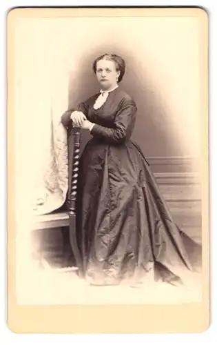 Fotografie A. Zoebel & Co., Dresden, Lüttichaustr. 3, Portrait hübsche Dame im prachtvollen Kleid