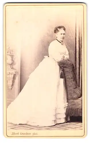 Fotografie Albert Grundner, Berlin, Leipzigerstr. 50, Portrait elegant Dame im weissen gerüschten Kleid