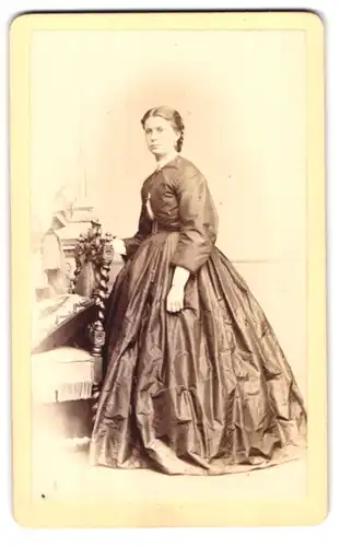 Fotografie C. Höpfner, Halle / Saale, Portrait hübsche Dame im prachtvoll gerüschten Kleid