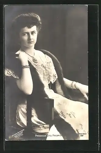 AK Prinzessin Eitel Friedrich von Preussen auf einem Stuhl sitzend