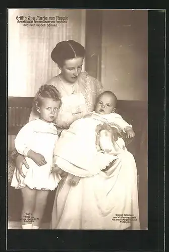 AK Gräfin Ina Maria von Ruppin mit ihren beiden Söhnen, Gemahlin des Prinzen Oskar von Preussen