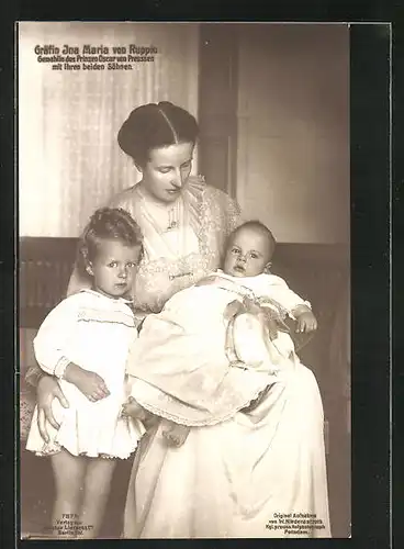 AK Gräfin Ina Maria von Ruppin mit ihren beiden Söhnen, Gemahlin des Prinzen Oskar von Preussen