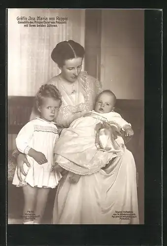 AK Gräfin Ina Maria von Ruppin mit ihren beiden Söhnen, Gemahlin des Prinzen Oskar von Preussen