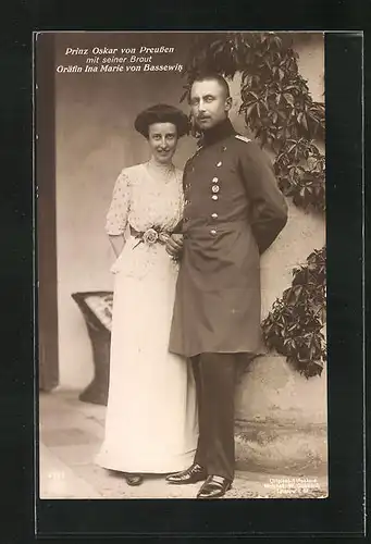AK Prinz Oskar von Preussen mit seiner Braut Gräfin Ina Marie von Bassewitz
