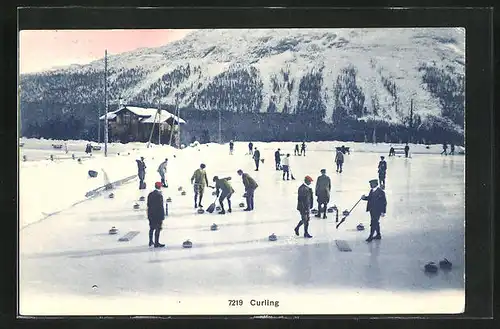 AK Männer beim Curling auf dem Eis