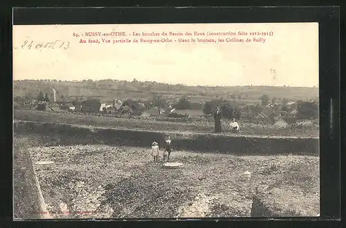 AK Bussy-en-Othe, Les bouches du Bassin des Eaux, Vue partielle de la ville, dans le lointain, les Collines de Bailly