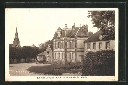 AK La Celle-Saint-Cyr, Place de la Mairie