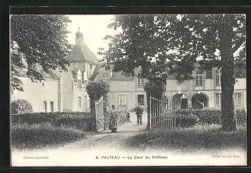 AK Palteau, La Cour du Chateau