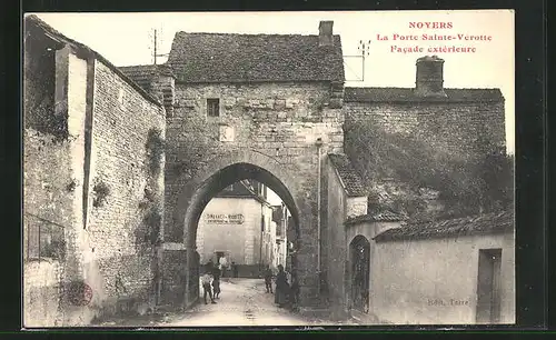 AK Noyers-sur-Serein, La Porte Sainte-Vèrotte Facade extèrieure