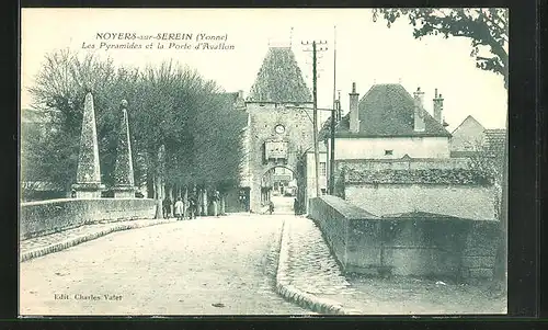 AK Noyers-sur-Serein, Les Pyramides et la Porte d`Avallon