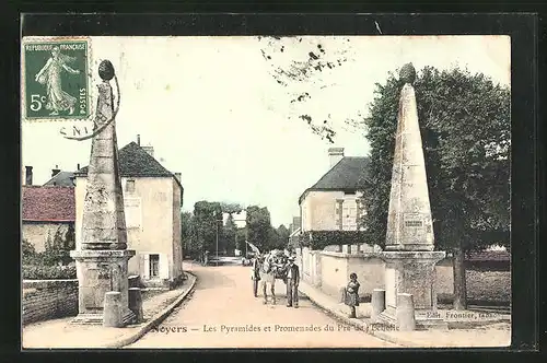 AK Noyers, Les Pyramides et Promenades du Pre de l`Echelle