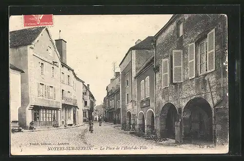 AK Noyers-sur-Serein, La Place de l`Hotel-de-Ville