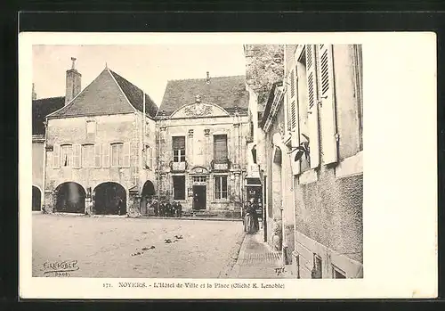 AK Noyers-sur-Serein, L`Hotel de Ville et la Place