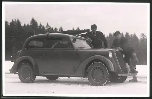 Fotografie Auto Opel, Männer mit PKW im Winter