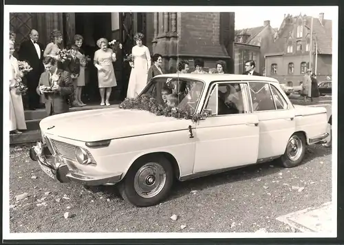 Fotografie F.E. Kirsch, Berlin, Ansicht Berlin-Friedenau, Auto BMW Limousine dient als Hochzeitslimousine