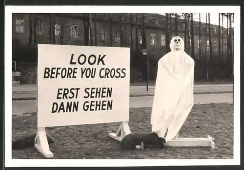 Fotografie Look before you cross, Erst Sehen dann gehen