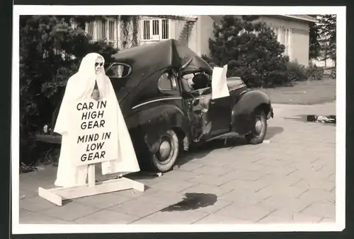 Fotografie Car in High Gear Mind in Low Gear, Auto-Wrack nach einem Unfall