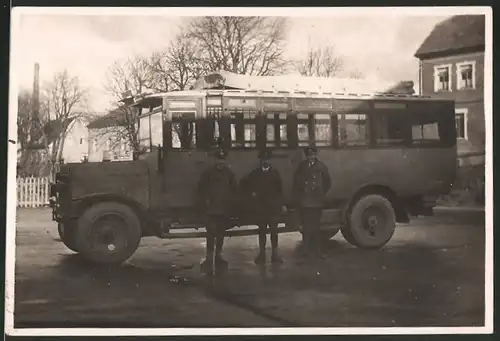 Fotografie Bus der Reichspost, Postbeamte neben Bus stehend