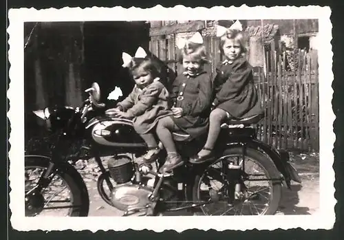 Fotografie Motorrad Triumph TWN, niedliche Mädchen mit Haarschleife auf Krad sitzend