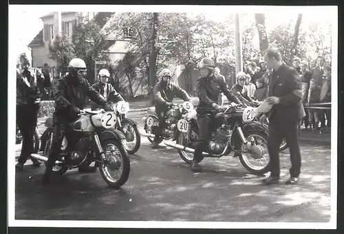 Fotografie Motorrad MZ-ES 125, Rennmotorräder kurz vor dem Start