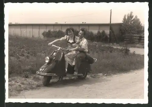 Fotografie Motorrad Heinkel Tourist, junges Paar auf LKrad sitzend