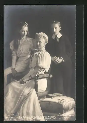 AK Die Kaiserin mit ihren jüngsten Kindern Prinz Joachim und Prinzessin Victoria Luise