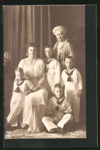 AK Familienportrait Kaiserin Auguste Victoria, Prinz Friedrich, Kronprinzessin Cecilie und Prinz Wilhelm