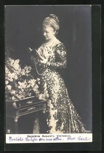 AK elegant gekleidete Kaiserin Auguste Victoria mit Buch in den Händen