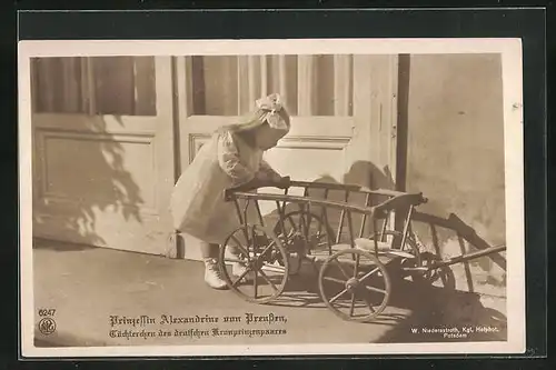 AK Prinzessin Alexandrine von Preussen als süsses kleines Mädchen mit Holzwagen, Tochter des deutschen Kronprinzenpaares