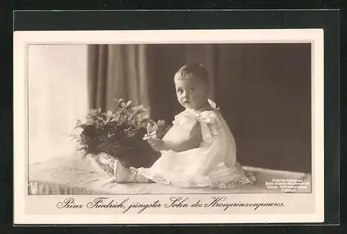 AK Prinz Friedrich Georg als niedlicher Bube mit einer Blumenschale