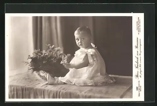 AK Prinz Friedrich Georg als niedlicher Bube mit einer Blumenschale