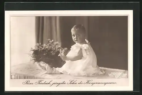 AK Prinz Friedrich Georg als niedlicher Bube mit einer Blumenschale