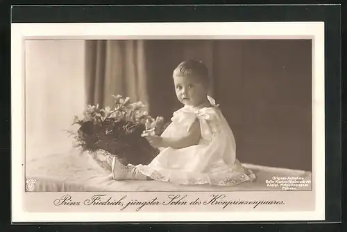 AK Prinz Friedrich Georg als niedlicher Bube mit einer Blumenschale