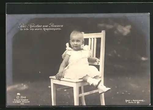 AK Prinz Hubertus als niedlicher Bube auf einem Stuhl im Garten sitzend