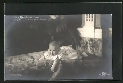 AK Prinz Hubertus als Baby auf einem Fell liegend