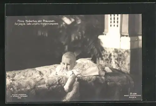 AK niedlicher Prinz Hubertus liegt als Baby auf einer Felldecke