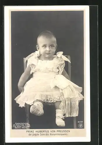 AK Prinz Hubertus als niedlicher kleiner Bube auf einem Stuhl sitzend